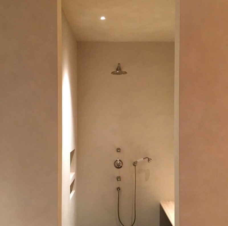 Seamless microcement shower
