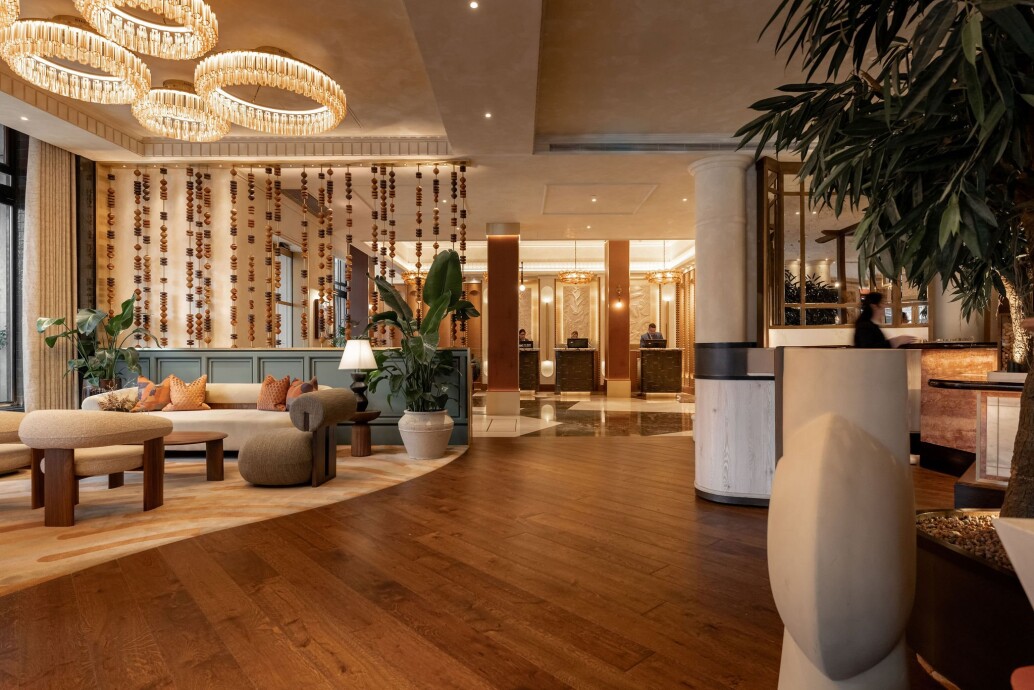 Reception and lounge area at The Trafalgar St. James with Viero UK’s hand-applied Venetian plaster ceiling finish, layered lighting, and modern trop